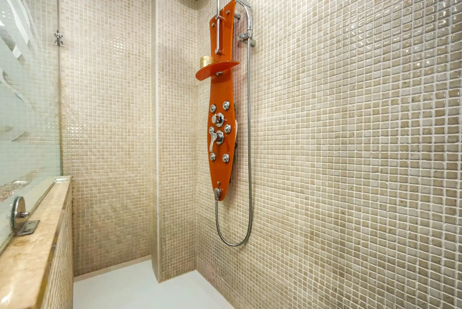 Badezimmer von Einfamilien-Reihenhaus zum Verkauf in Espartinas mit Klimaanlage, Heizung und Parkett