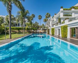 Piscina de Pis en venda en Estepona amb Aire condicionat, Terrassa i Moblat