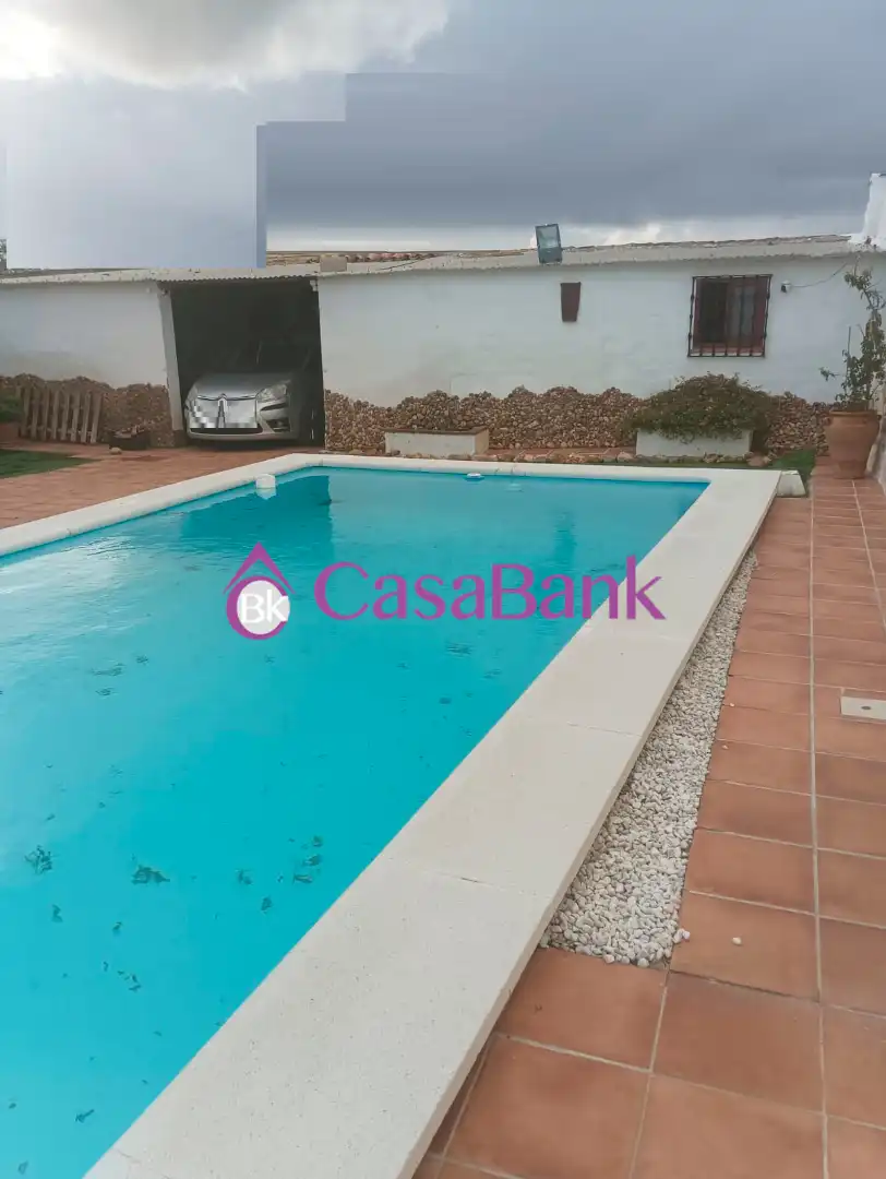 Casa amb piscina en venda a La Carlota