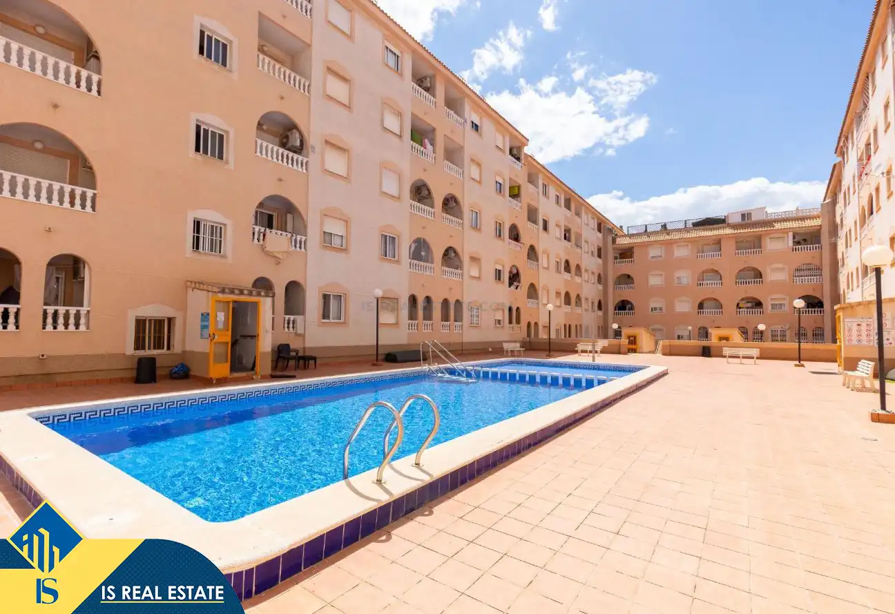 Piscina de Estudio en venta en Torrevieja con Calefacción, Terraza y Amueblado