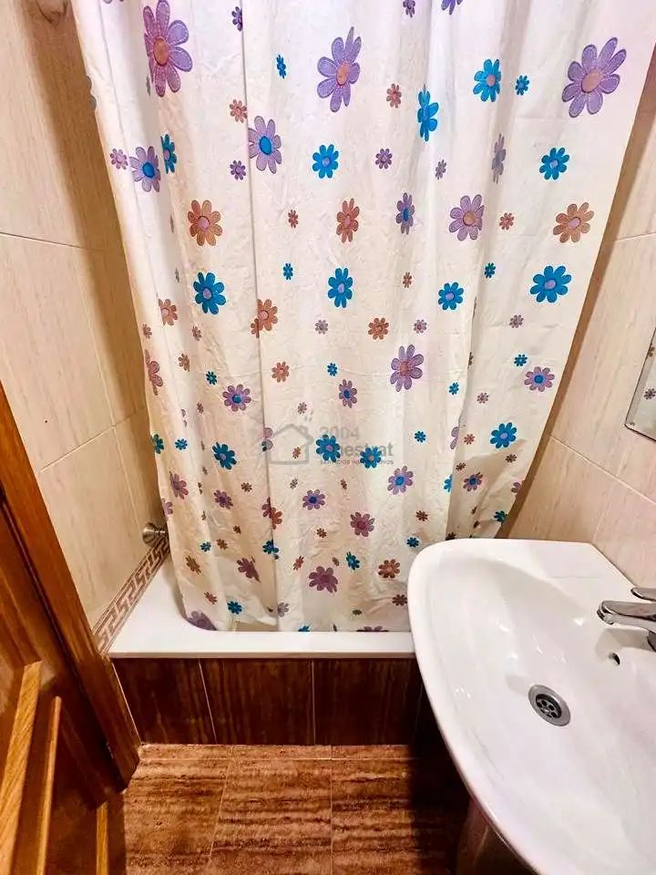 Baño de Apartamento en venta en Benidorm con Terraza y Alarma