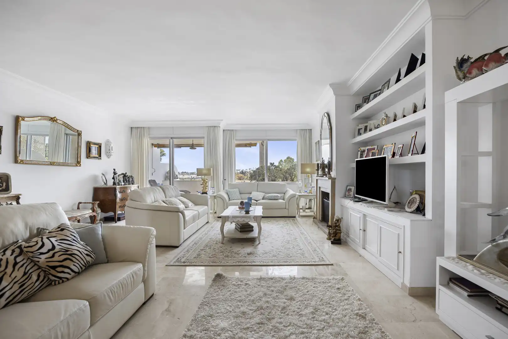 Living room of Apartments for sale in Marbella  with Air Conditioner, Terrace and Swimming Pool