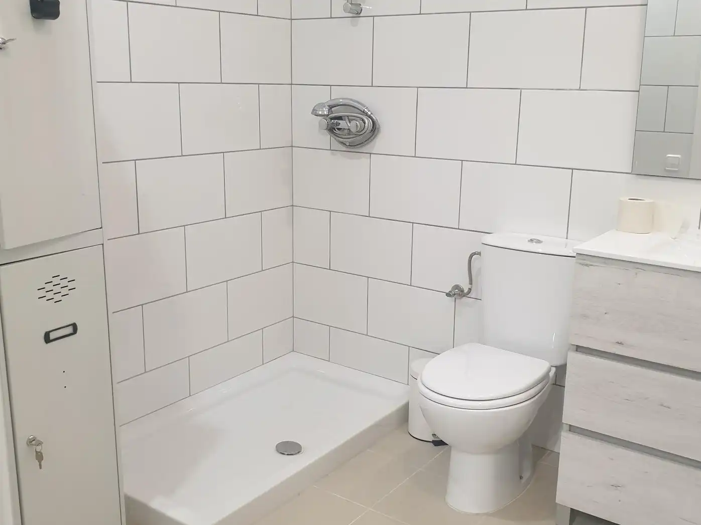 Bathroom of Commercial properties for sale in Esplugues de Llobregat