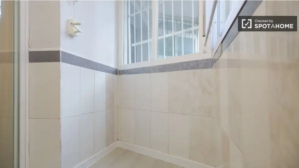 Bathroom of Flat for rent in Madrid  with Air Conditioner, Heating and Furnished