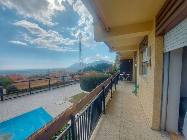 Vista exterior de Pis en venda en San Lorenzo de El Escorial amb Calefacció, Terrassa i Piscina comunitària