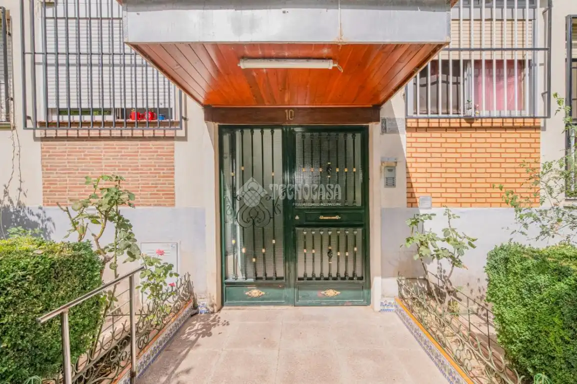 Vista exterior de Piso en venta en Granada con Calefacción, Amueblado y Balcón
