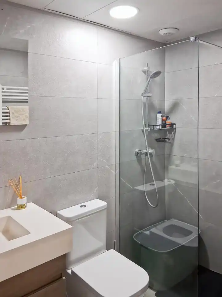 Badezimmer von Wohnung zum Verkauf in Madrid mit Klimaanlage, Heizung und Terrasse