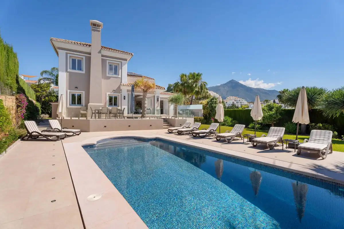 Villa mit Garten zum Verkauf in Nueva Andalucía, imagen 2