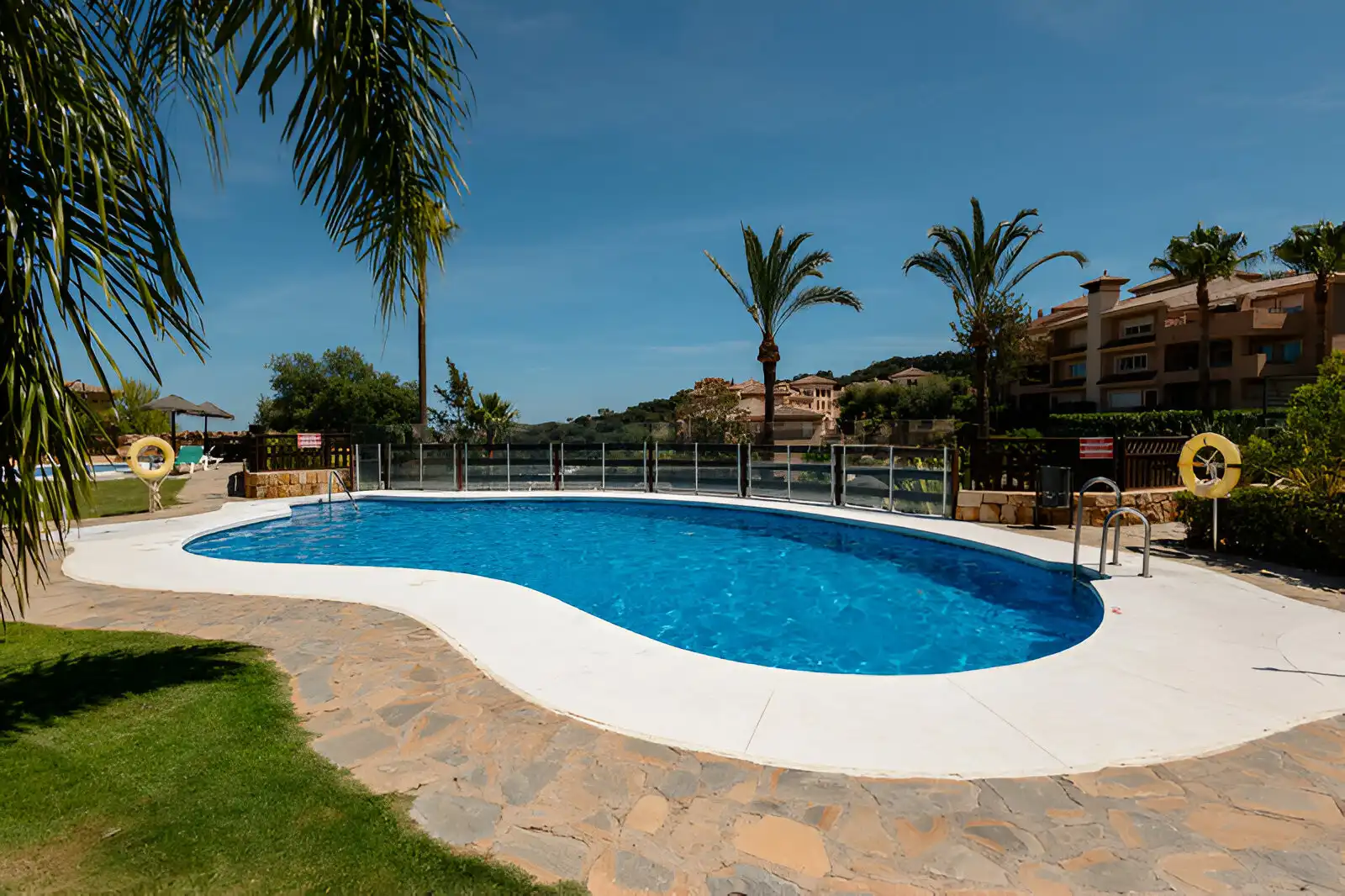 Schwimmbecken von Erdgeschoss zum Verkauf in Marbella mit Klimaanlage, Privatgarten und Terrasse