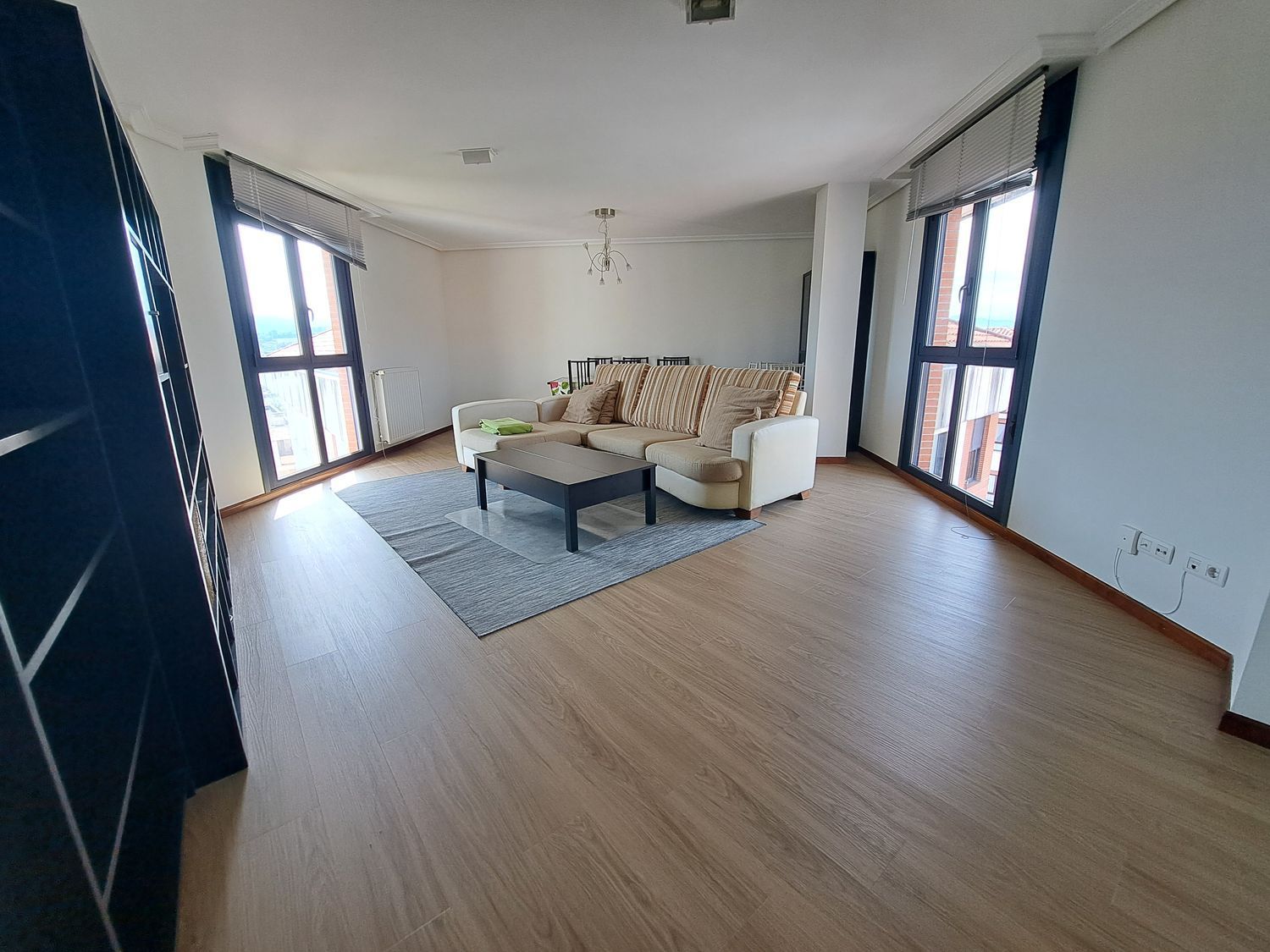 Sala d'estar de Pis de lloguer en Gijón  amb Calefacció, Jardí privat i Traster