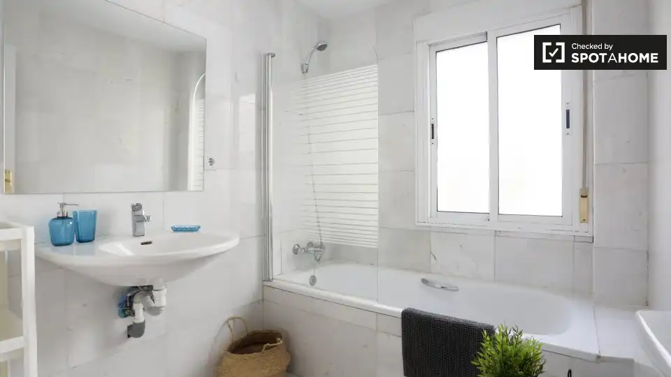 Baño de Piso de alquiler en Madrid con Aire acondicionado, Calefacción y Amueblado