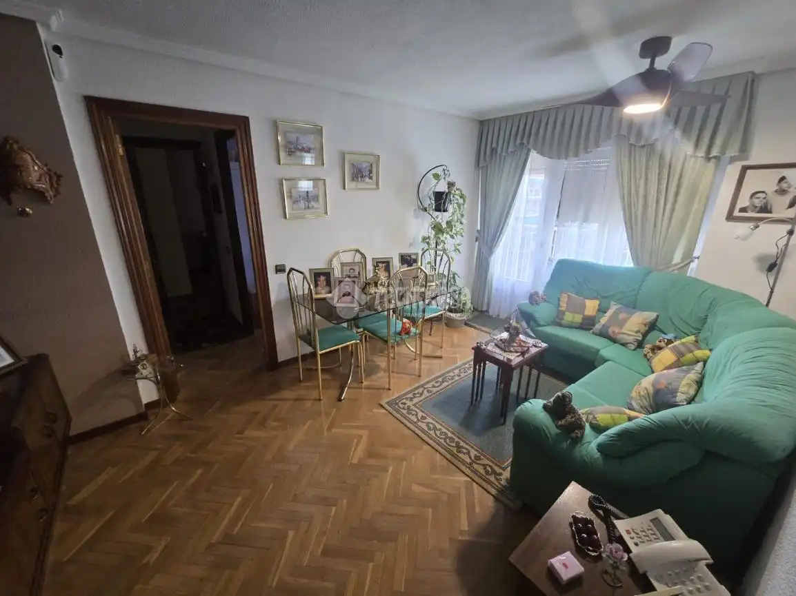 Sala de estar de Piso en venta en Madrid con Calefacción, Parquet y Piscina comunitaria