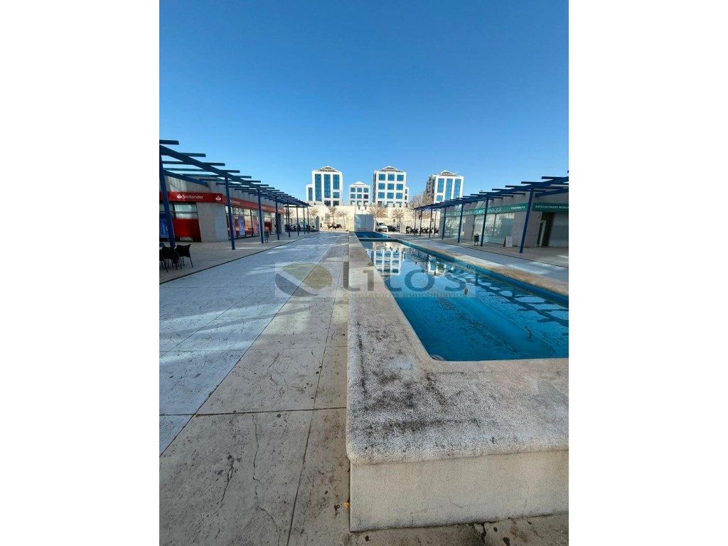Piscina de Oficina en venta en  Sevilla Capital con Aire acondicionado