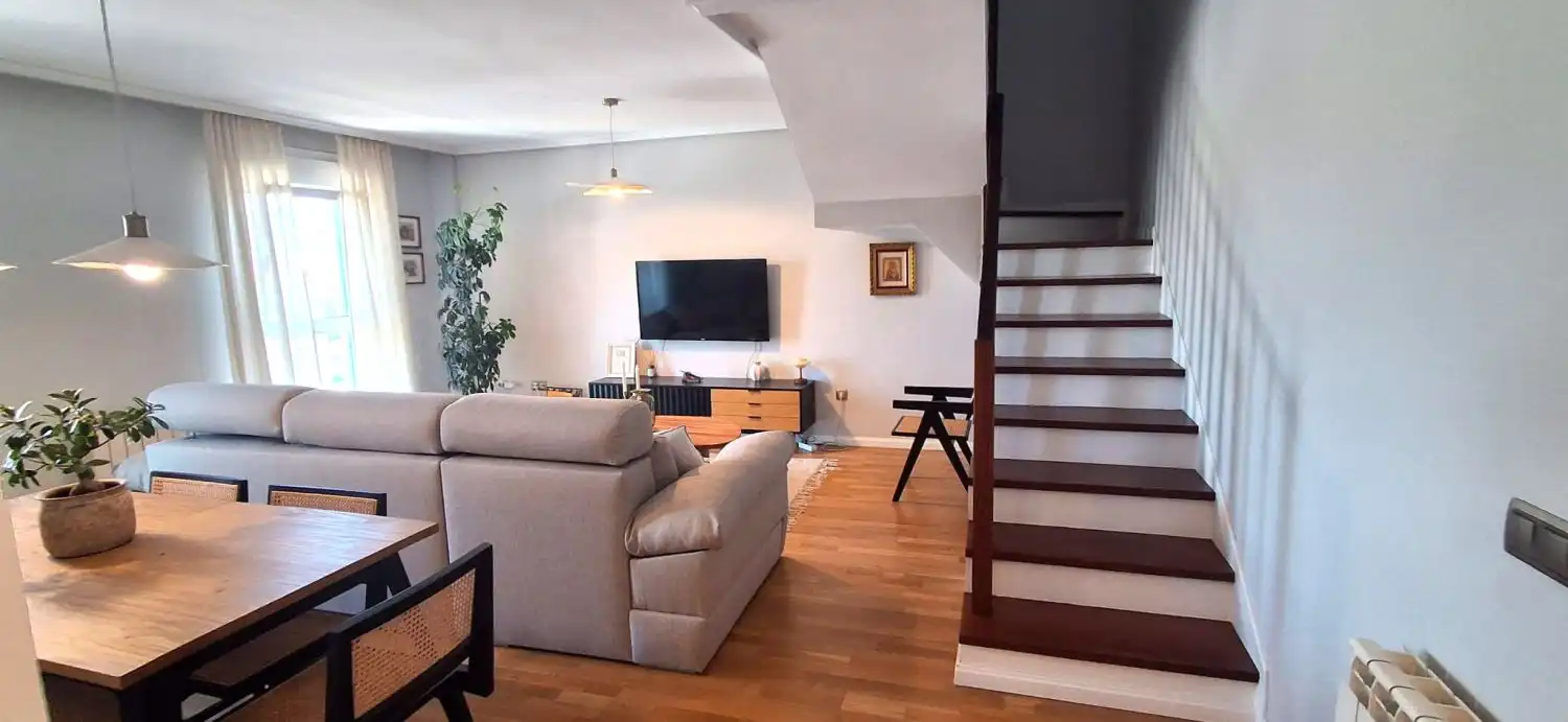 Sala d'estar de Dúplex en venda en Arroyo de la Encomienda amb Calefacció, Parquet i Terrassa