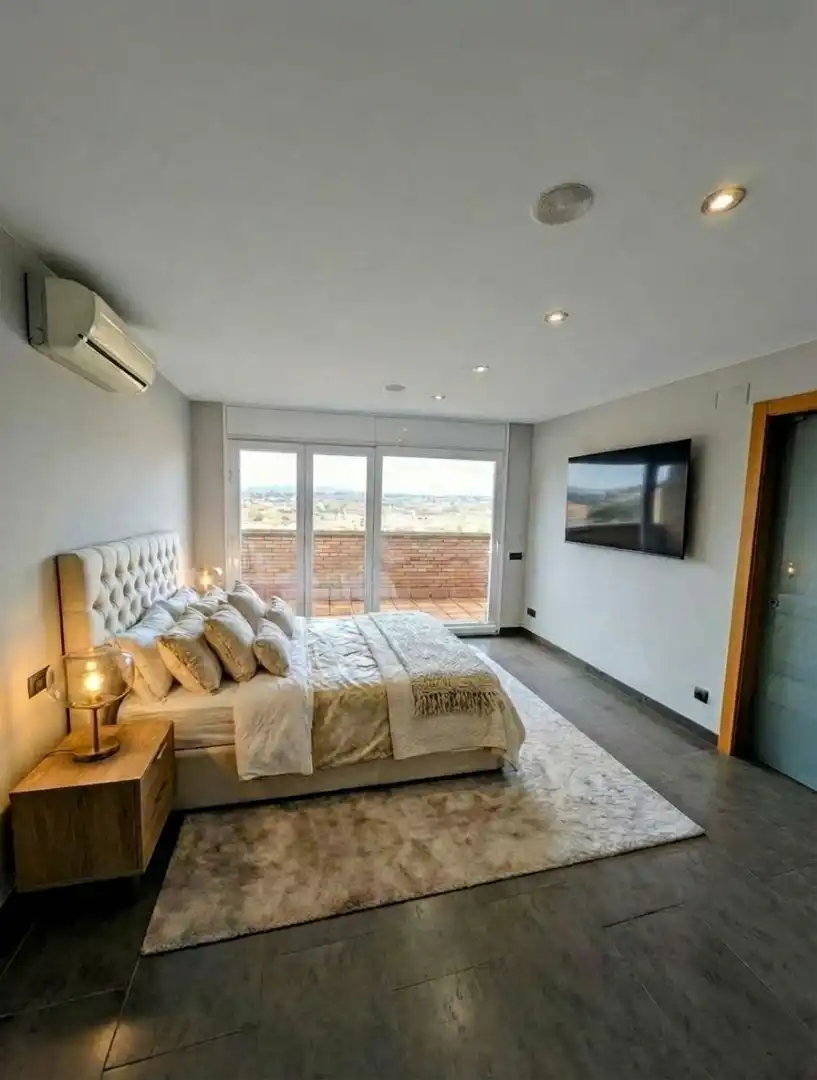 Habitación de Casa adosada en venta en Manresa con Calefacción, Terraza y Trastero