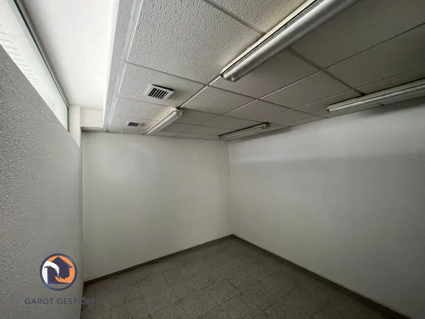 Commercial properties for sale in San Fernando de Henares  with Air Conditioner and Internet