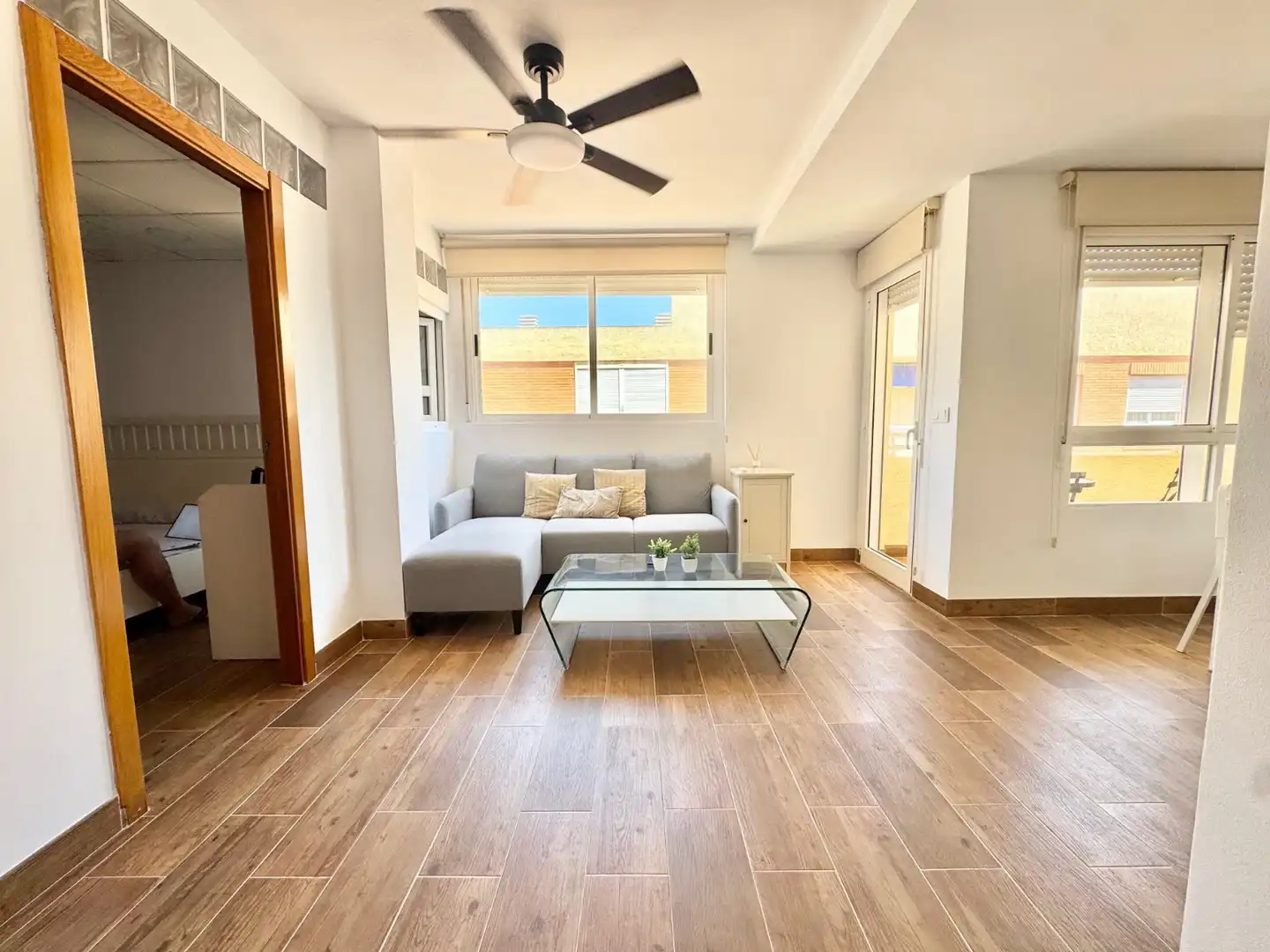Sala d'estar de Apartament de lloguer en Guardamar del Segura amb Aire condicionat, Moblat i Rentadora