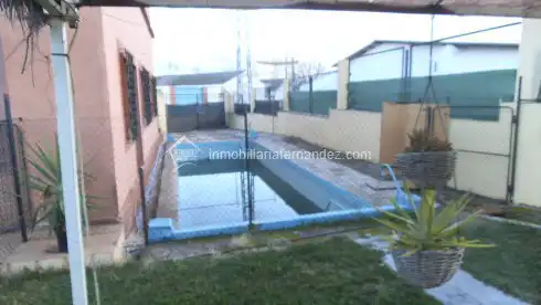 Schwimmbecken von Fabrikhallen zur Miete in Cáceres