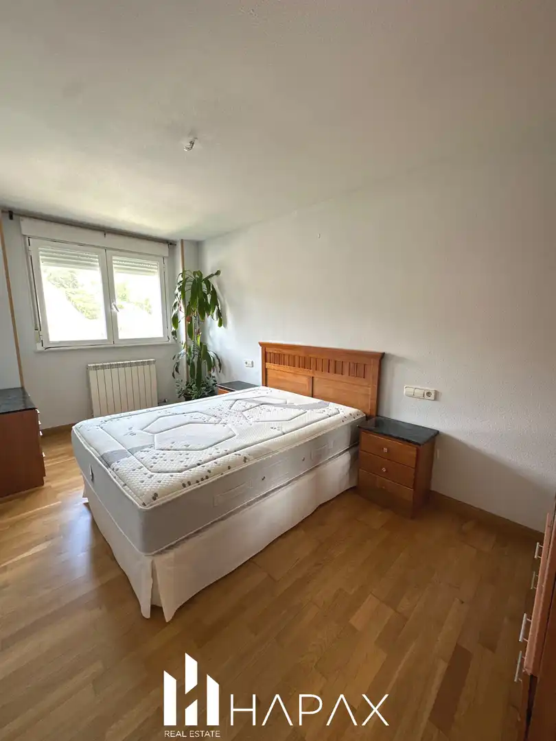 Schlafzimmer von Wohnung zum Verkauf in Salamanca mit Heizung, Privatgarten und Möbliert