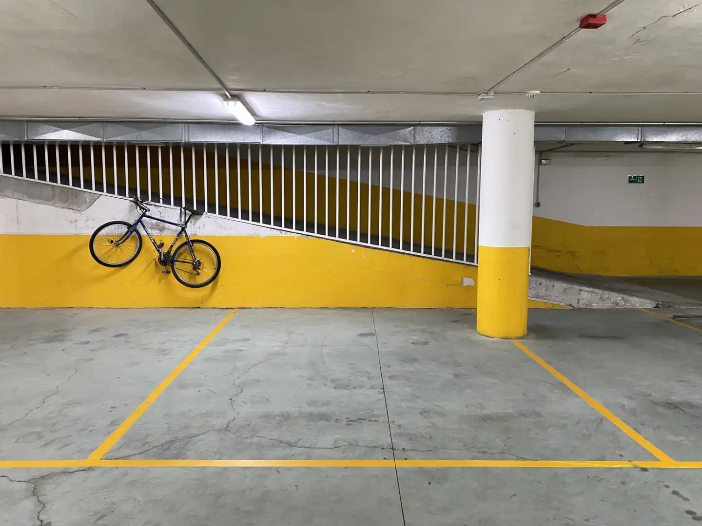 Aparcament de Dúplex en venda en Boiro amb Calefacció, Terrassa i Moblat