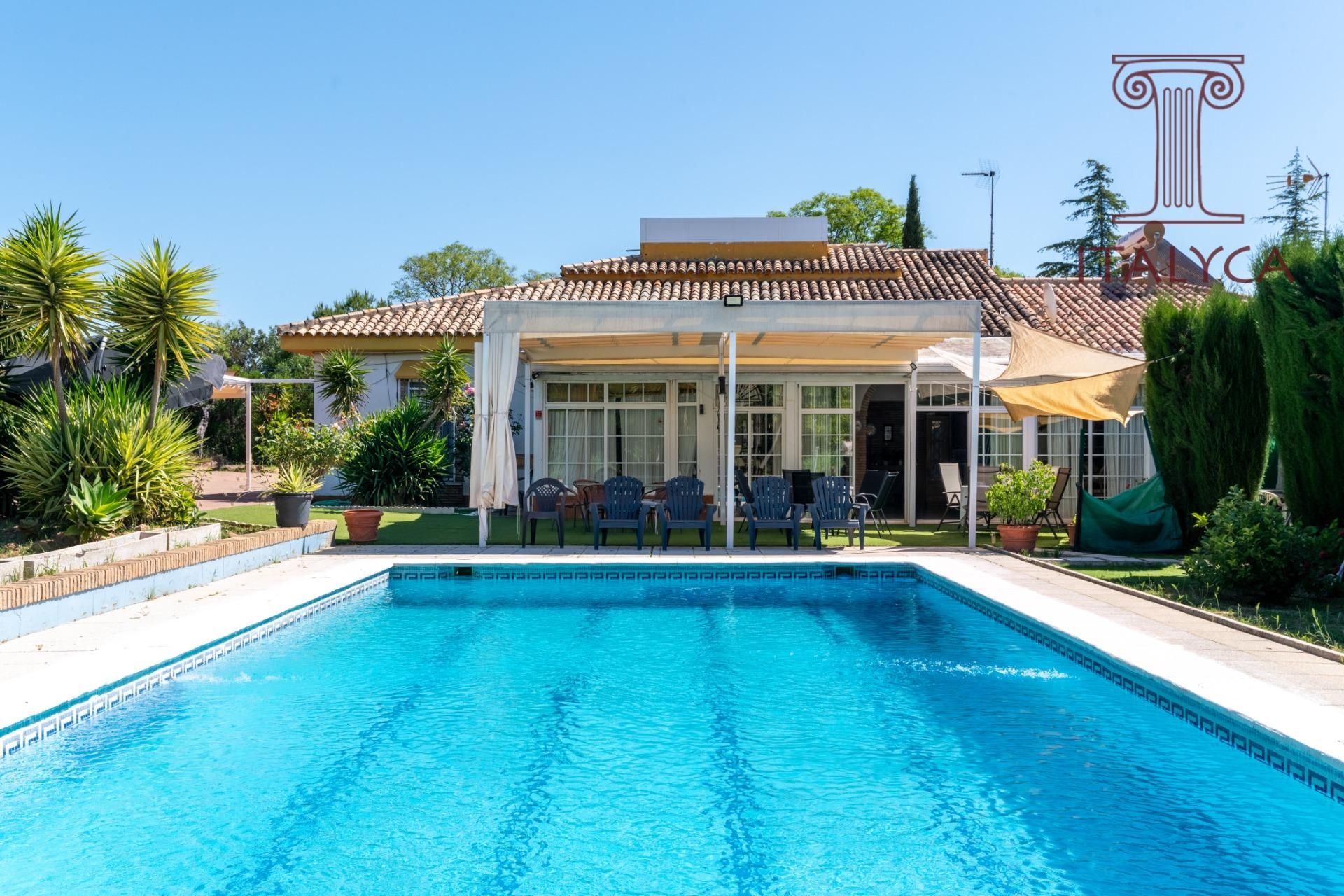 Piscina de Casa o xalet en venda en Palomares del Río amb Calefacció, Jardí privat i Parquet