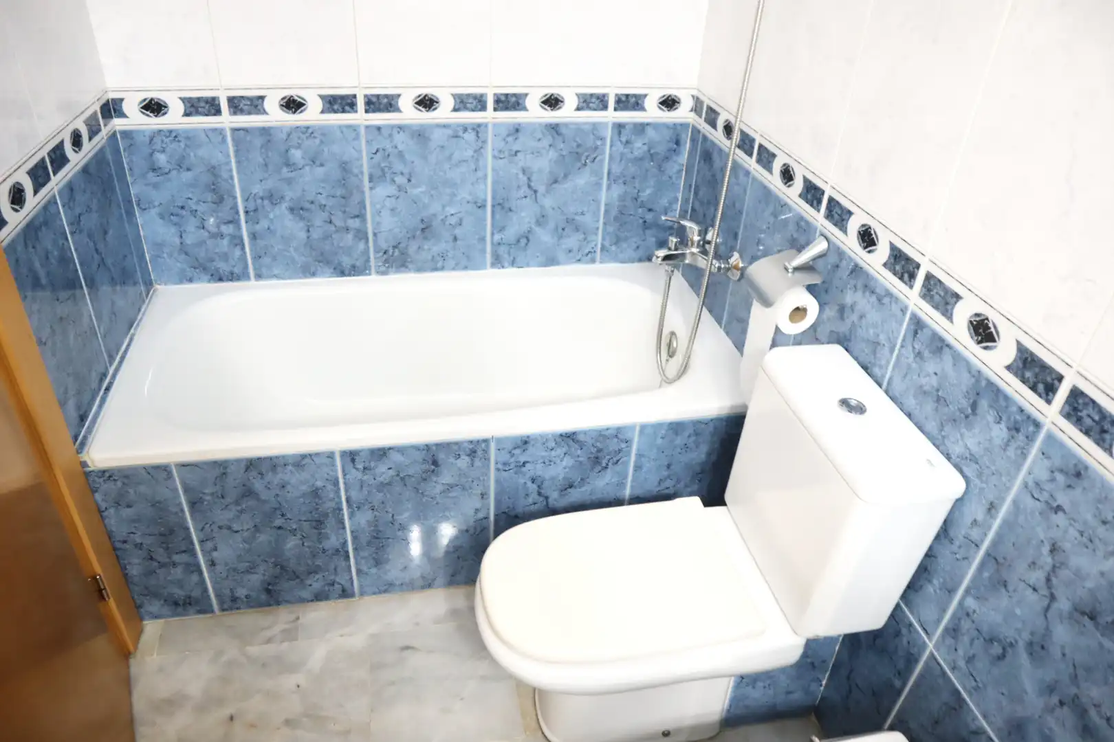 Bany de Pis en venda en Montcada i Reixac amb Calefacció, Terrassa i Balcó