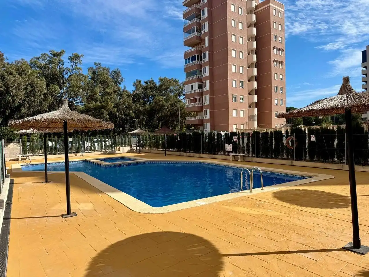 Piscina de Apartamento en venta en Guardamar del Segura con Aire acondicionado, Jardín privado y Terraza