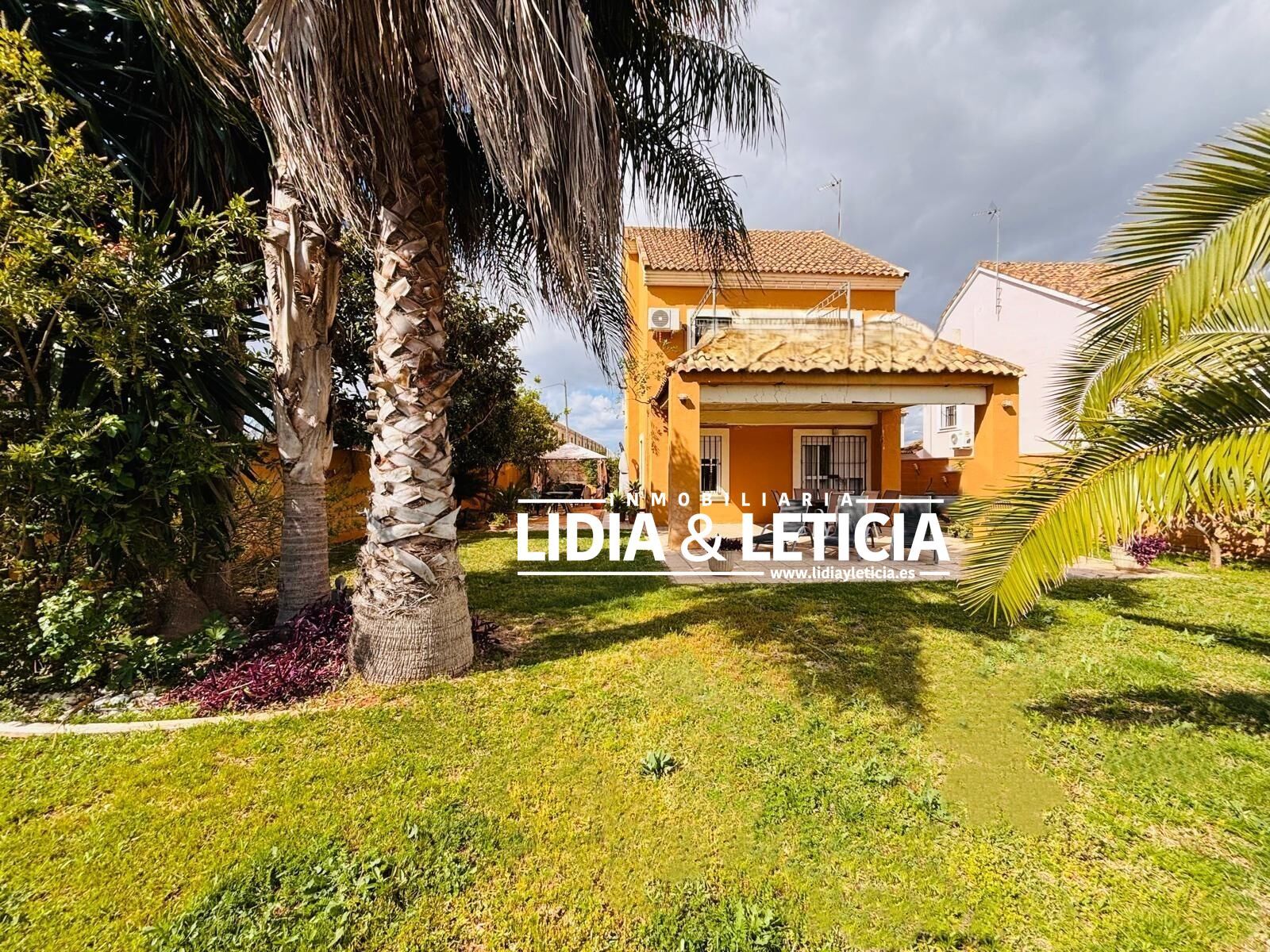 Exterior view of House or chalet for sale in Alcalá de Guadaira  with Air Conditioner, Heating and Private garden