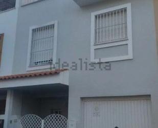 Vista exterior de Casa adosada en venda en Utrera amb Aire condicionat