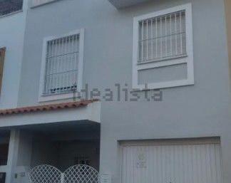 Vista exterior de Casa adosada en venda en Utrera amb Aire condicionat