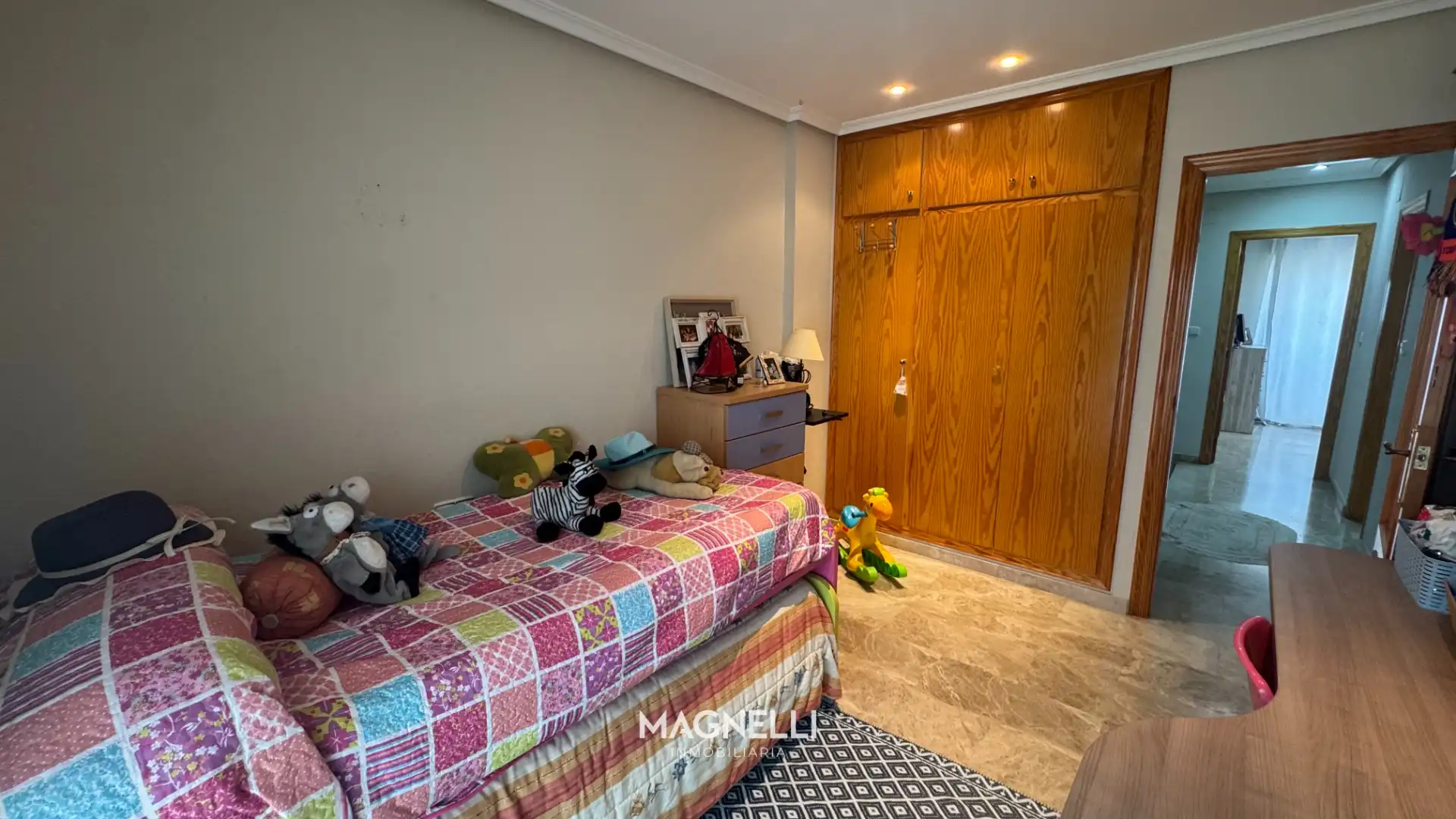 Habitación de Casa adosada en venta en Elda con Jardín privado, Amueblado y Balcón