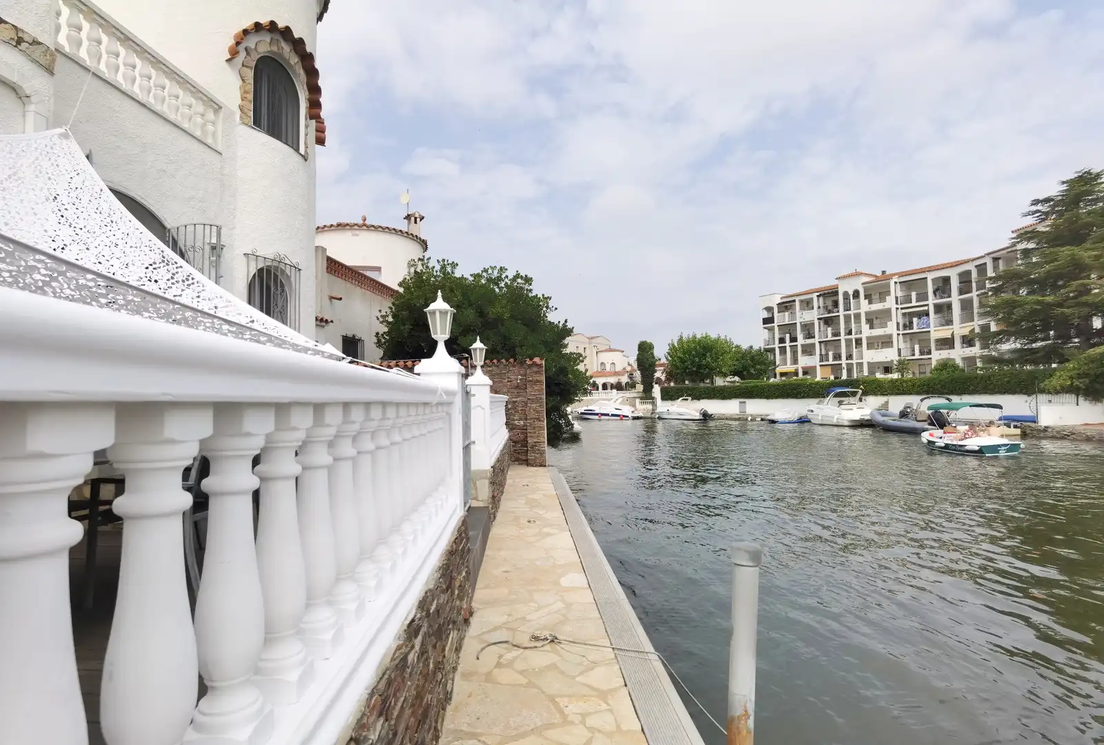 Vista exterior de Casa o xalet en venda en Empuriabrava amb Aire condicionat, Jardí privat i Terrassa