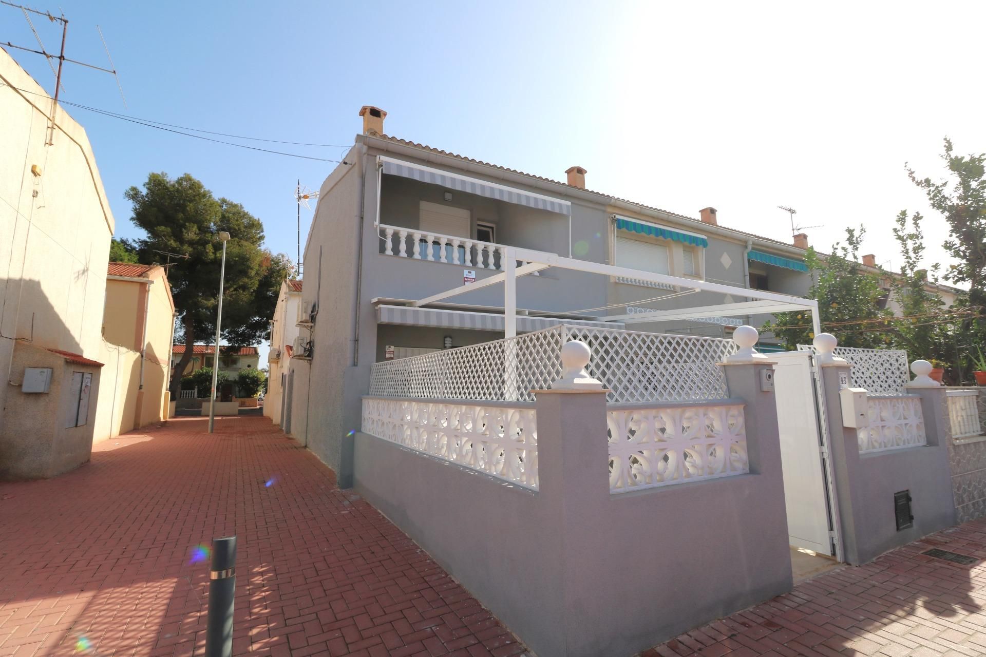 Vista exterior de Casa adosada en venda en Torrevieja amb Aire condicionat, Calefacció i Jardí privat