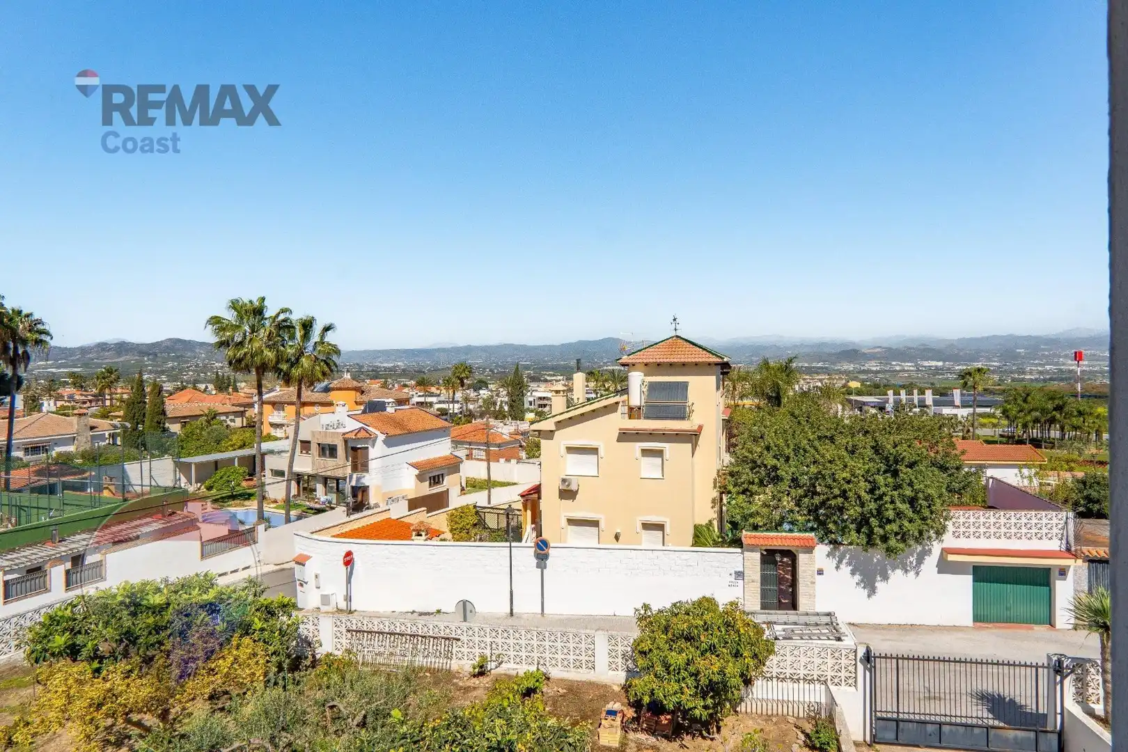 Vista exterior de Casa o xalet en venda en Alhaurín de la Torre amb Piscina comunitària