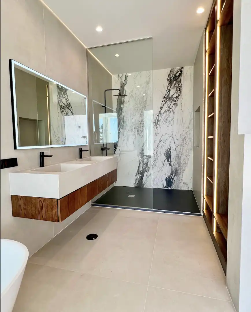 Badezimmer von Haus oder Chalet zum Verkauf in Marbella mit Klimaanlage, Heizung und Privatgarten