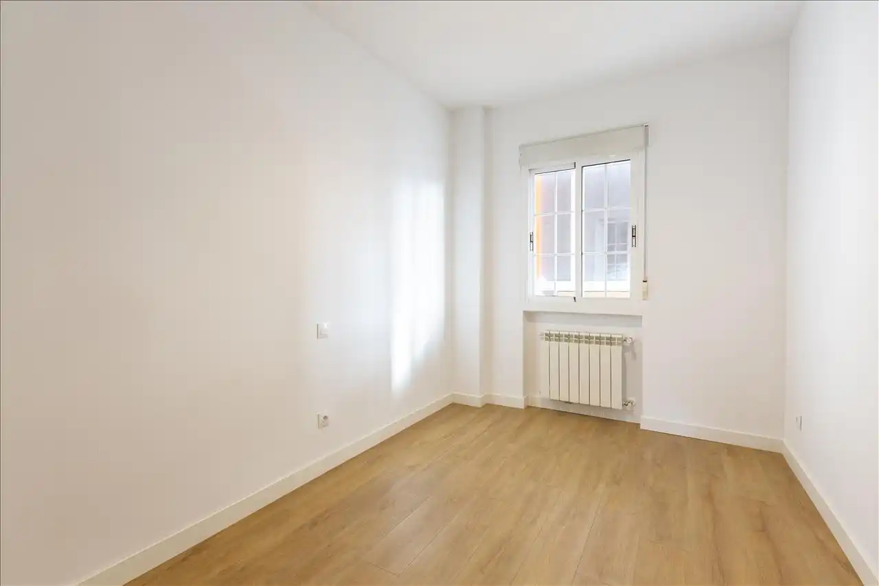 Bedroom of Flat for sale in Madrid  with Air Conditioner, Terrace and Furnished