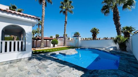 Esta impresionante villa independiente de tres dormitorios y dos baños está situada en la popular zona de Doña Pepa, en Ciudad Que, imatge 2