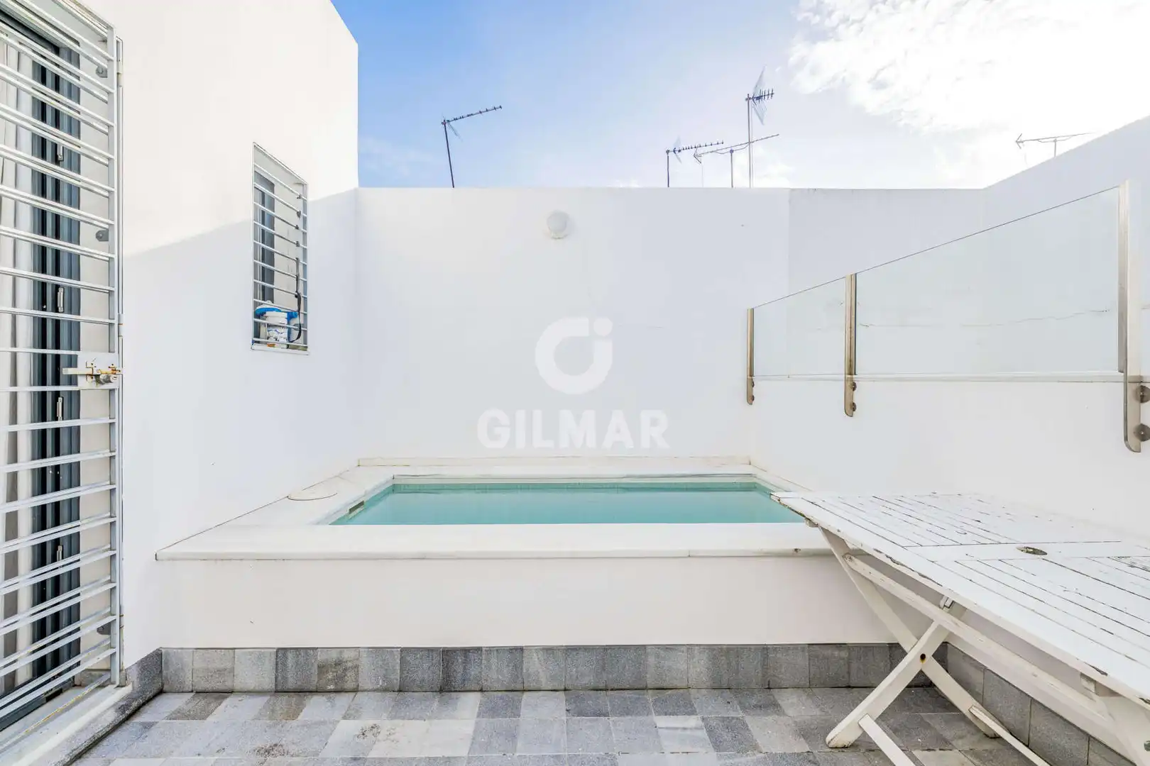 Piscina de Casa adosada en venta en Sevilla con Calefacción y Piscina