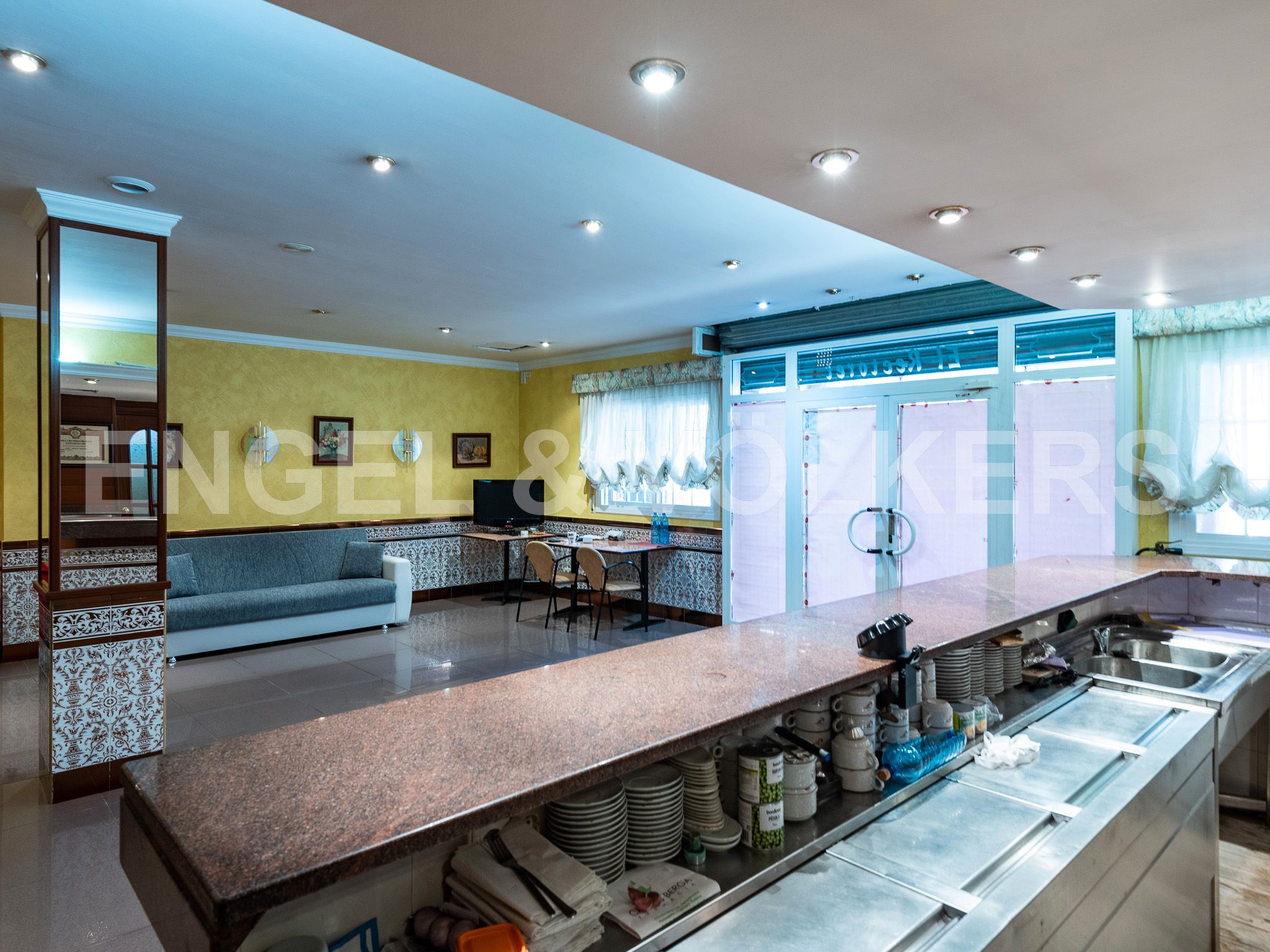 Local en venda en Viladecans amb Aire condicionat, Terrassa i Moblat