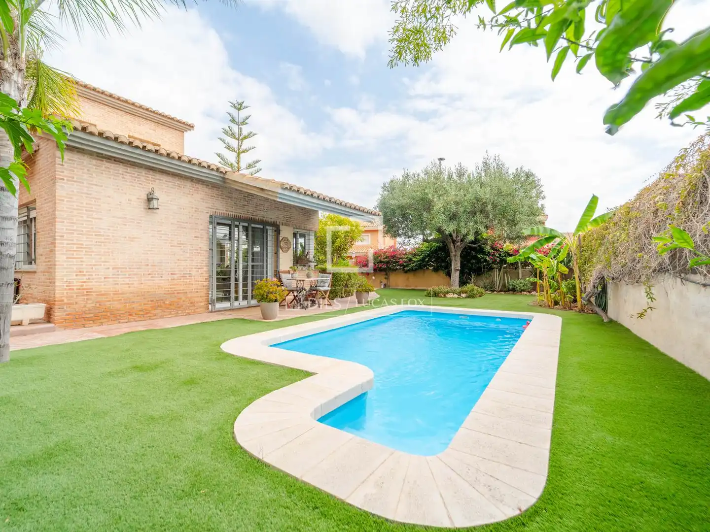 Vista exterior de Casa o xalet en venda en Bétera amb Aire condicionat, Calefacció i Jardí privat