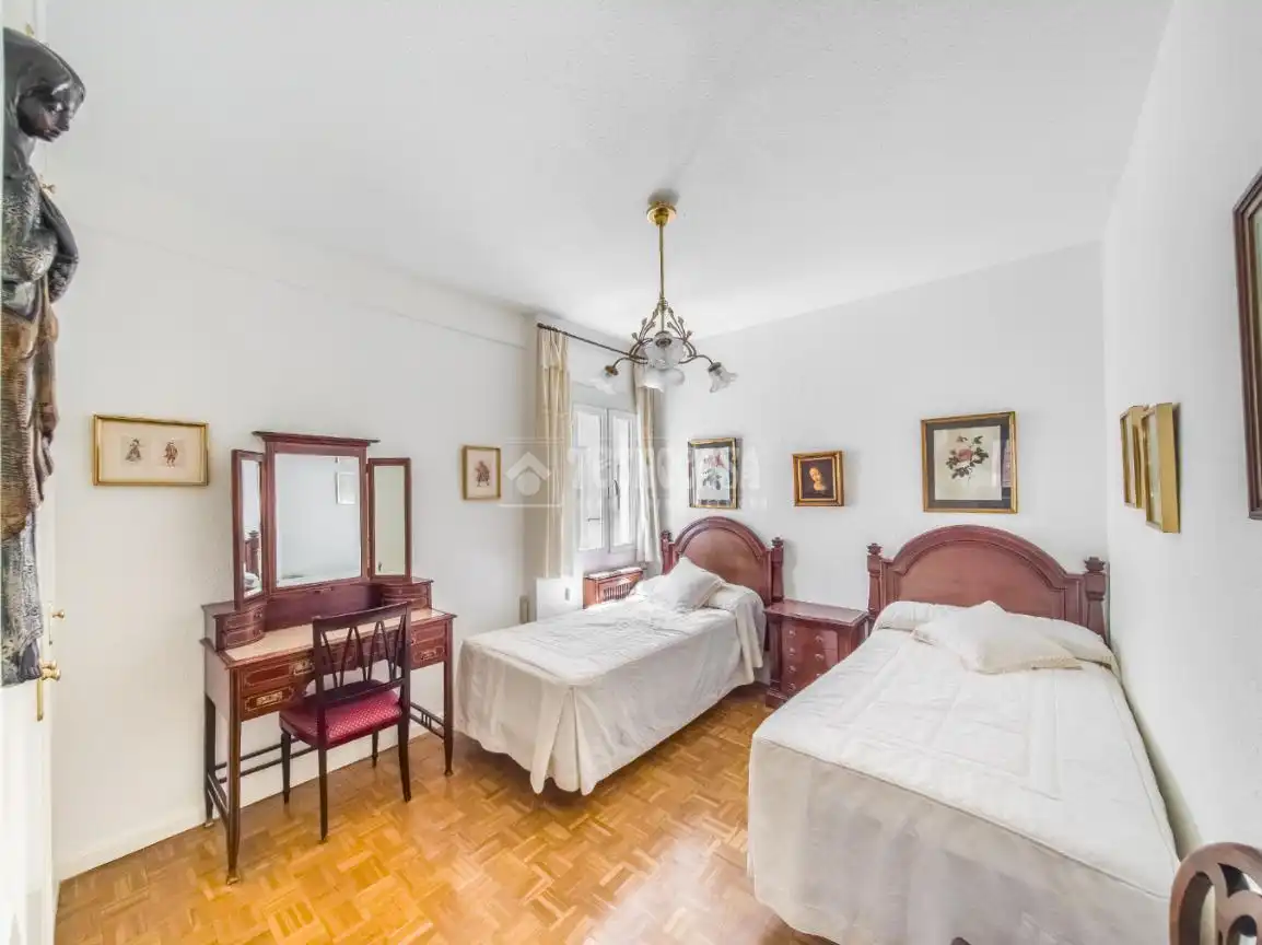 Bedroom of Flat for sale in Madrid  with Air Conditioner, Heating and Parquet flooring