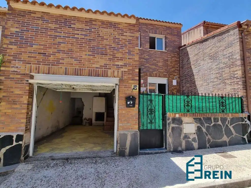 Vista exterior de Casa adosada en venda en Domingo Pérez amb Terrassa i Balcó