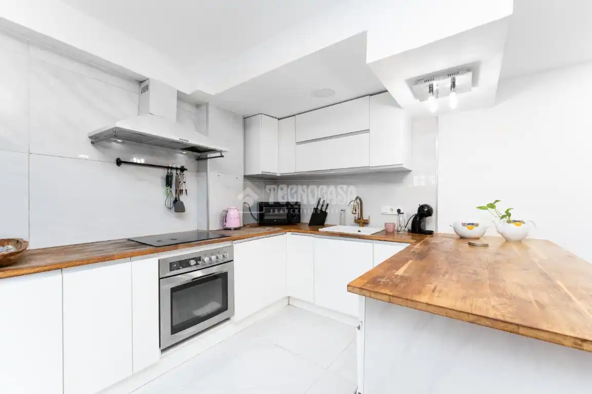 Küche von Wohnung zum Verkauf in Cornellà de Llobregat mit Klimaanlage und Parkett