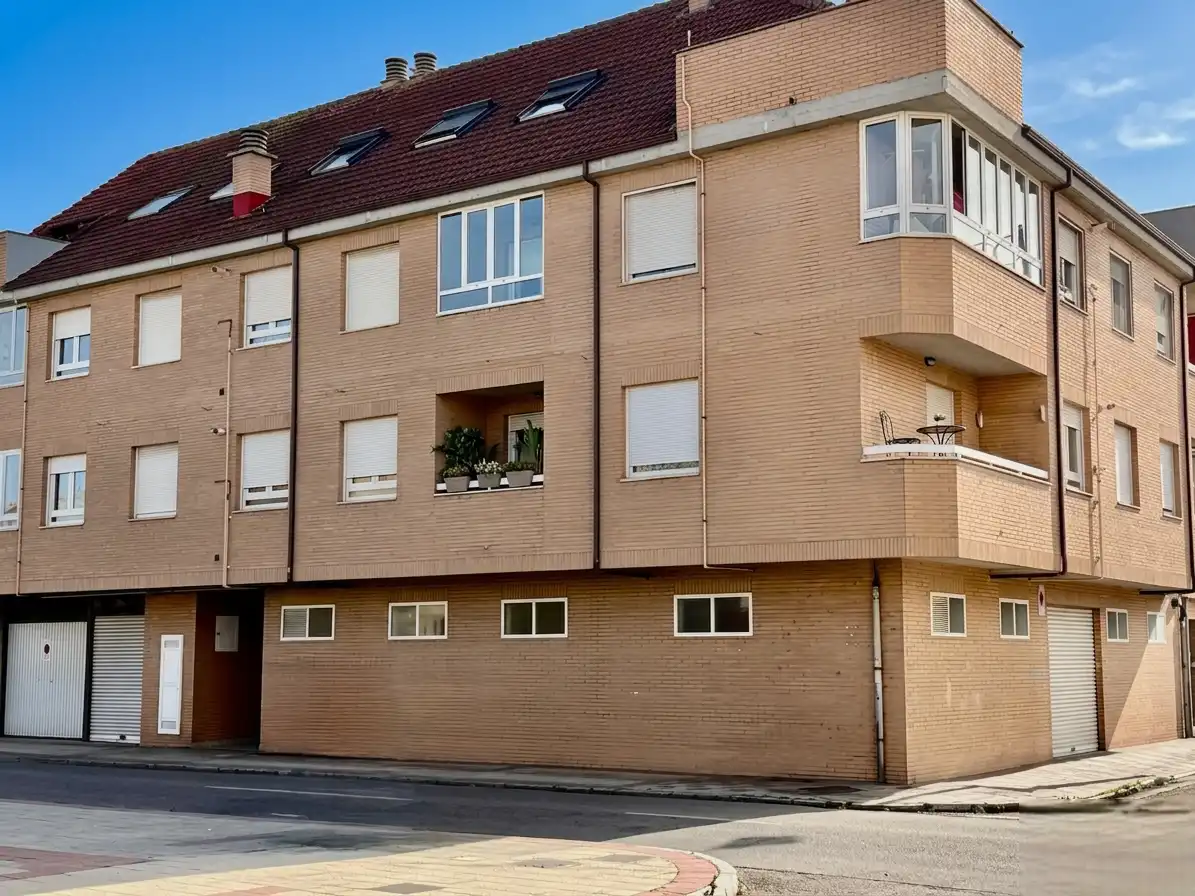 Vista exterior de Ático en venta en León Capital  con Calefacción, Parquet y Terraza