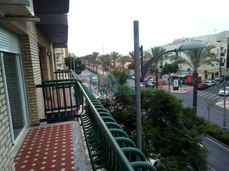 Vista exterior de Pis en venda en Roquetas de Mar amb Aire condicionat, Terrassa i Moblat