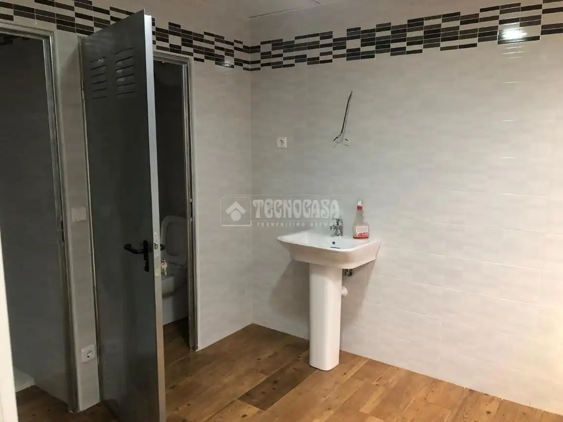 Bany de Edifici en venda en Madrid amb Alarma