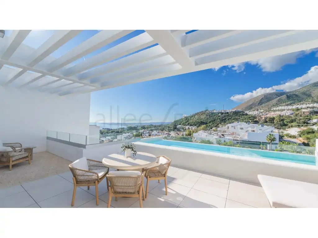 Vista exterior de Casa o xalet en venda en Benalmádena amb Aire condicionat, Piscina i Moblat