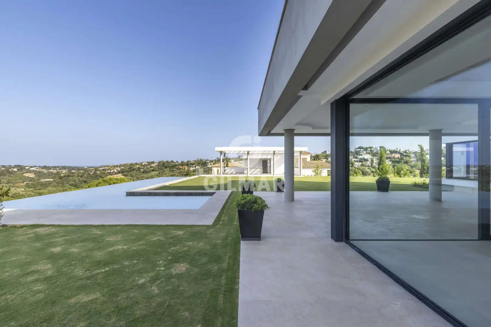 Vista exterior de Casa o xalet en venda en Sotogrande amb Calefacció, Jardí privat i Piscina