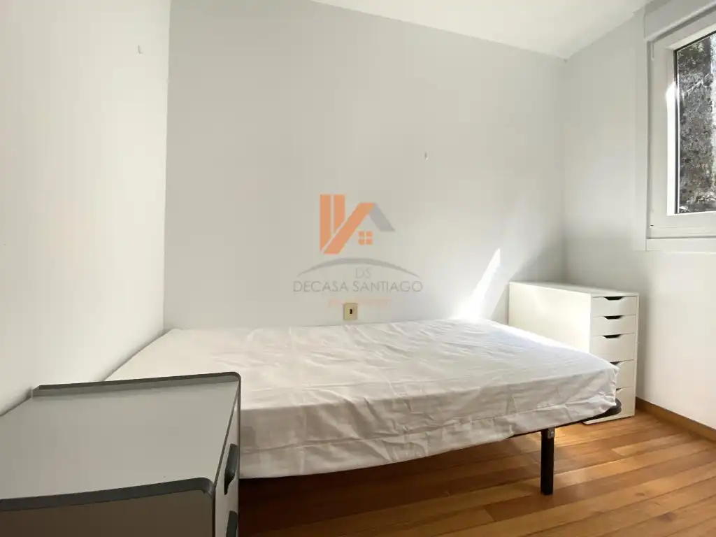 Dormitori de Apartament de lloguer en Santiago de Compostela  amb Terrassa i Moblat