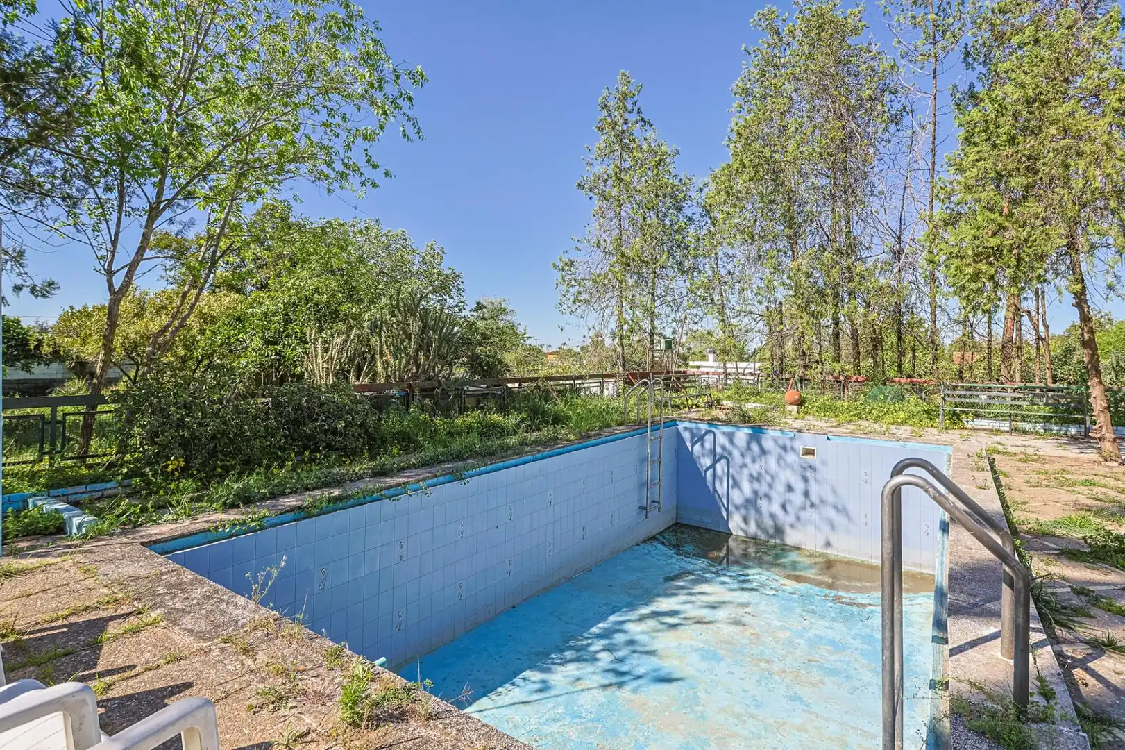 Piscina de Casa o xalet en venda en Sanlúcar la Mayor amb Aire condicionat i Piscina